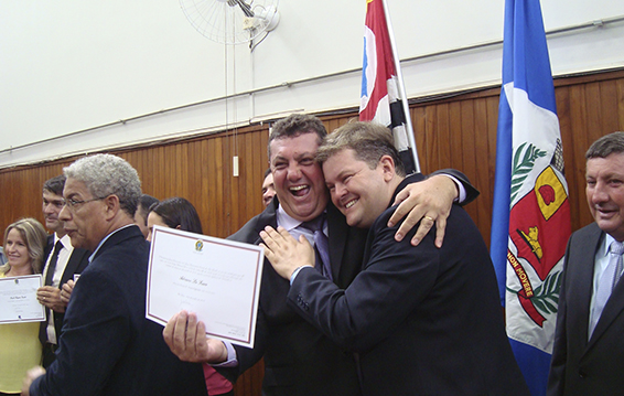 adriano-feliz-recebendo-diploma